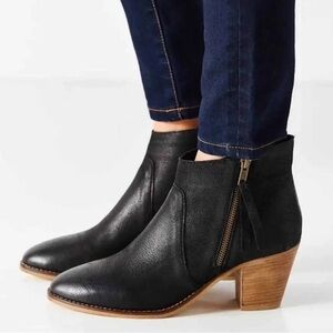 UO Urban Outfitters Genuine Leather Faye Black Distressed Block Heel Booties 9
